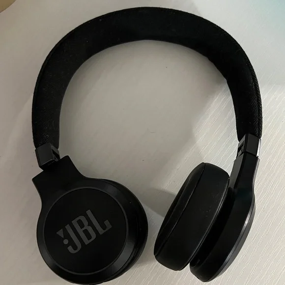 JBL Live Black Over-Ear Headphones - Picture 4 of 7
